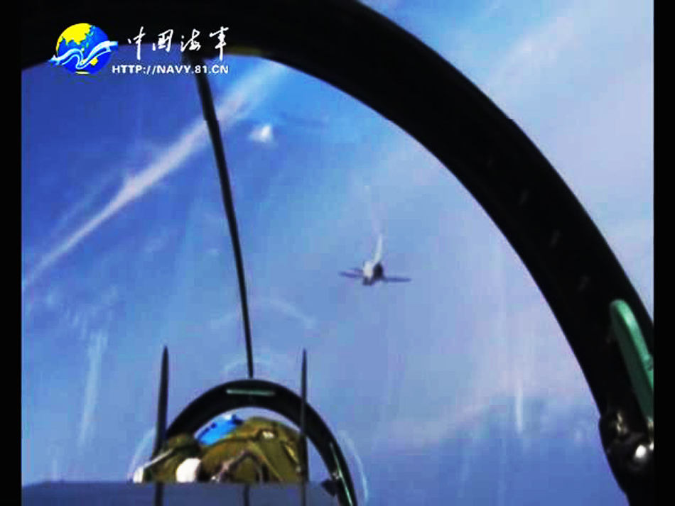 实拍:我海军航空兵歼轰7演练超低空贴海突防敌