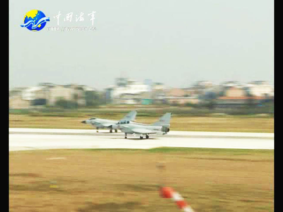 实拍:我海军航空兵歼轰7演练超低空贴海突防敌