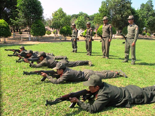 组图:老挝特种兵浑身涂泥巴进行伪装侦察