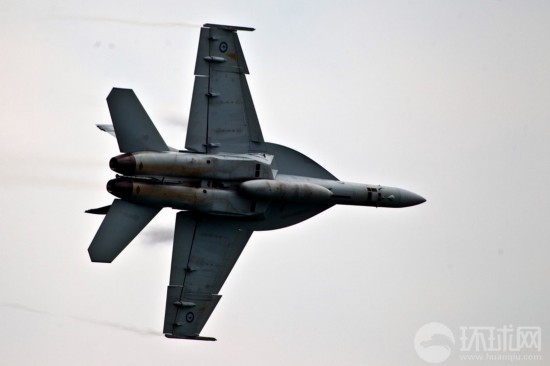 组图:新加坡航展飞行表演轮番上场 美俄斗机