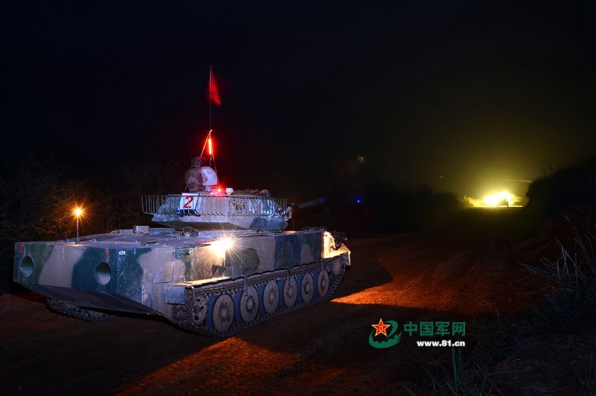 南京军区 中国/3月1日，南京军区某装甲旅组织两栖坦克分队进行跨昼夜实弹射击...