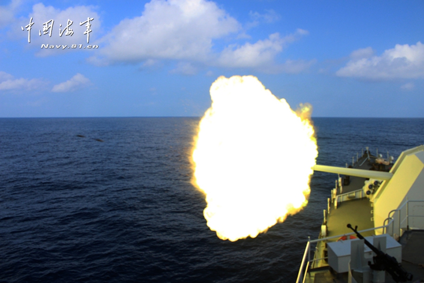 高清:南海舰队导弹护卫舰在陌生海域猛烈开火