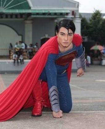 男孩欲整容成都教授 菲律宾服装设计师经过13