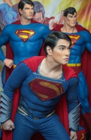 男孩欲整容成都教授 菲律宾服装设计师经过13