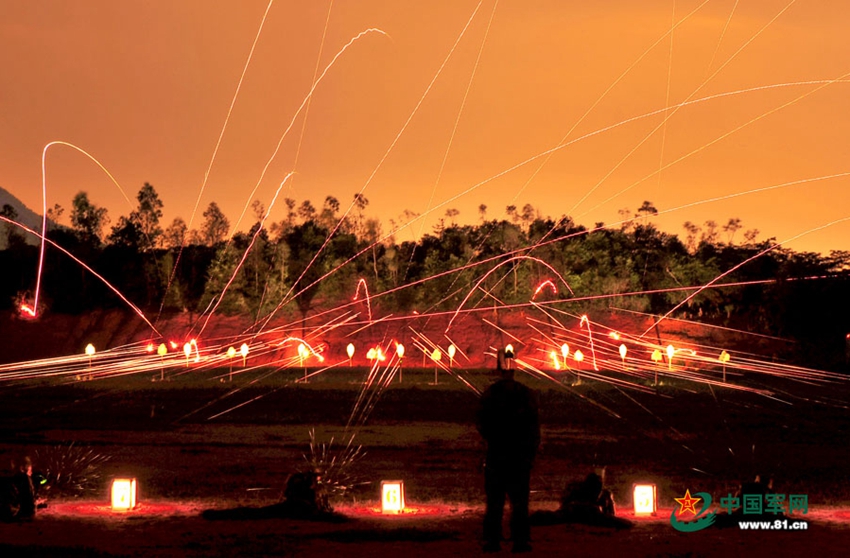 高清:南京军区夜间实弹射击训练 火光满天