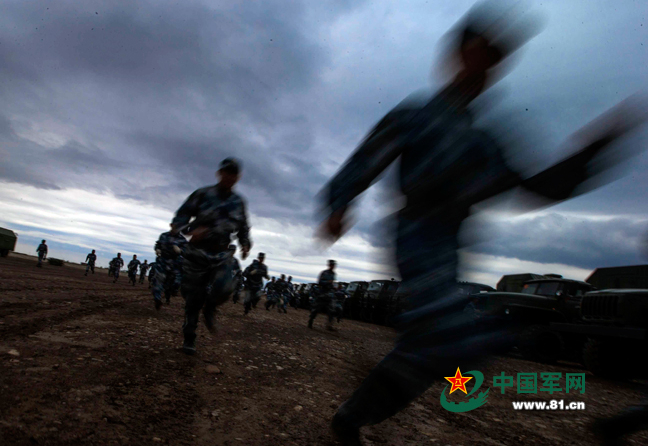 高清:济空发射多枚新型防空导弹击碎连续进袭