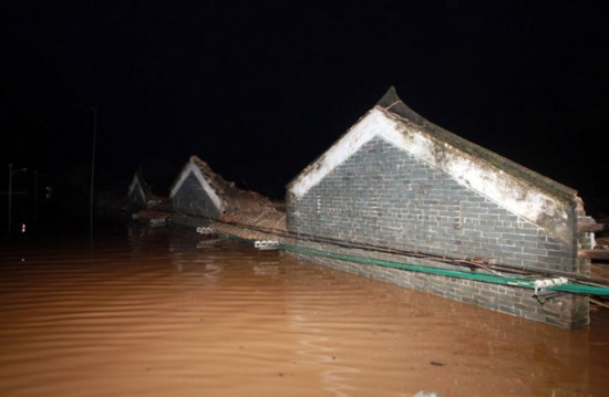 组图:这是最可爱的人!武警官兵暴雨搜救后席地