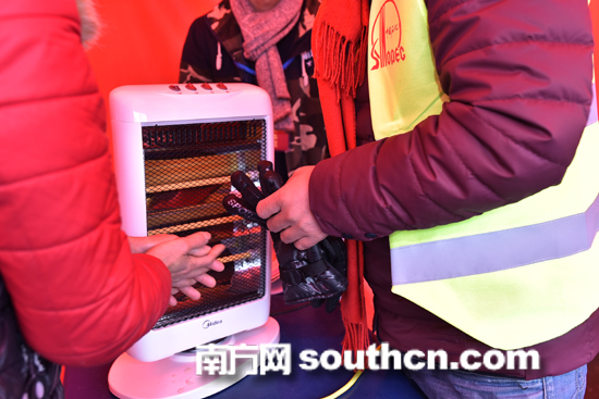 走进康州北驿站 志愿者为摩骑返乡大军送温暖