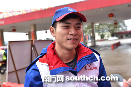 走进康州北驿站 志愿者为摩骑返乡大军送温暖