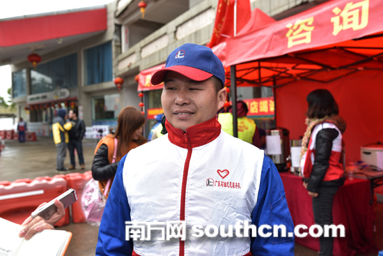 走进康州北驿站 志愿者为摩骑返乡大军送温暖