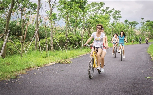 游客欢快地骑行在大亚湾小桂湾绿道上.