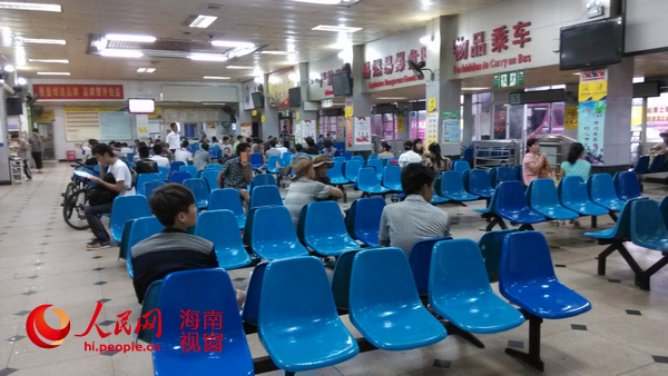 人民网:三亚汽车站受台风影响全线停运 近千名