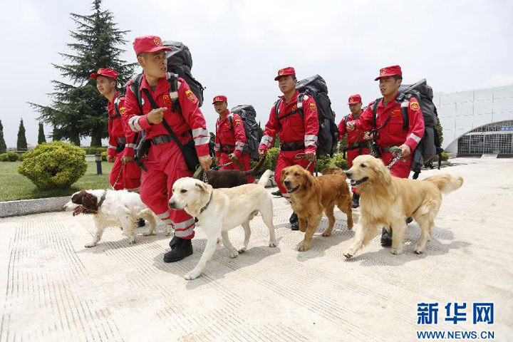 国家地震灾害紧急救援队抵达云南昭通