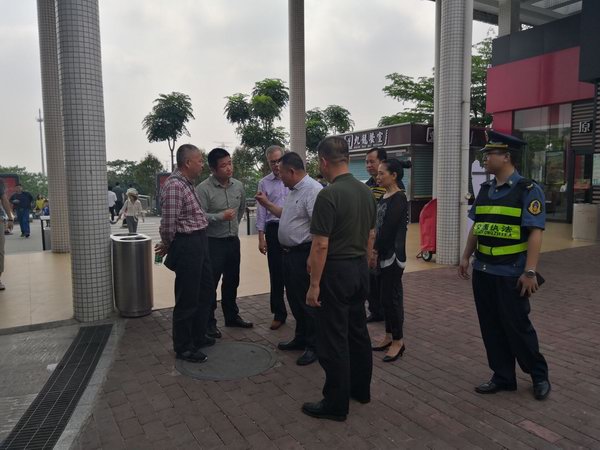 省交通集团副总经理蔡小驹在雅瑶服务区检查指