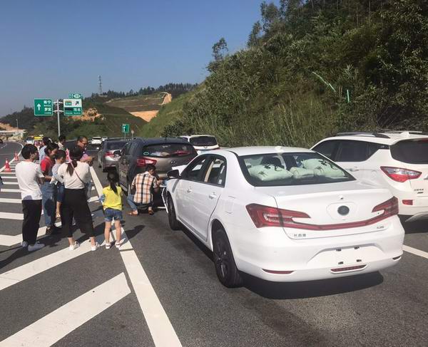 江罗高速四车相撞,拯救仅用18分钟