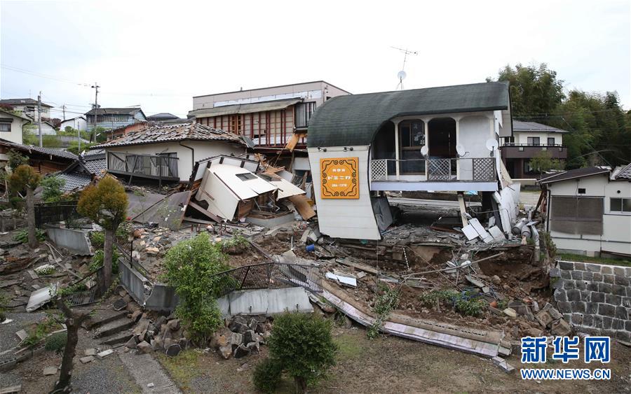 这是4月16日在日本九州熊本县益城町拍摄的被地震损坏的房屋.