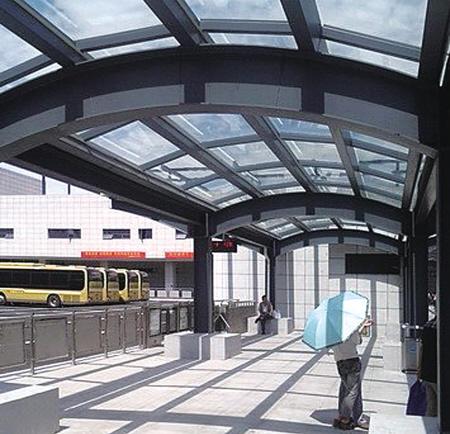 浙江余姚公交候车亭透明顶棚美观有余遮阳不足