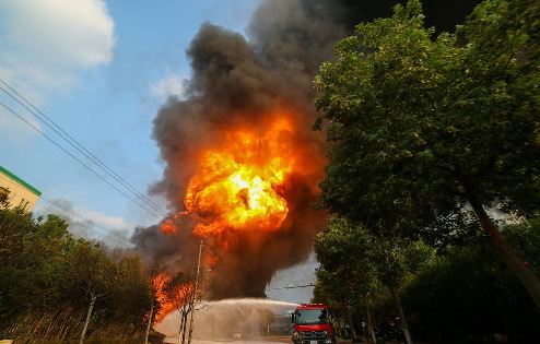浙江丽水化工厂爆炸 现场冒百米高黑烟(组图)