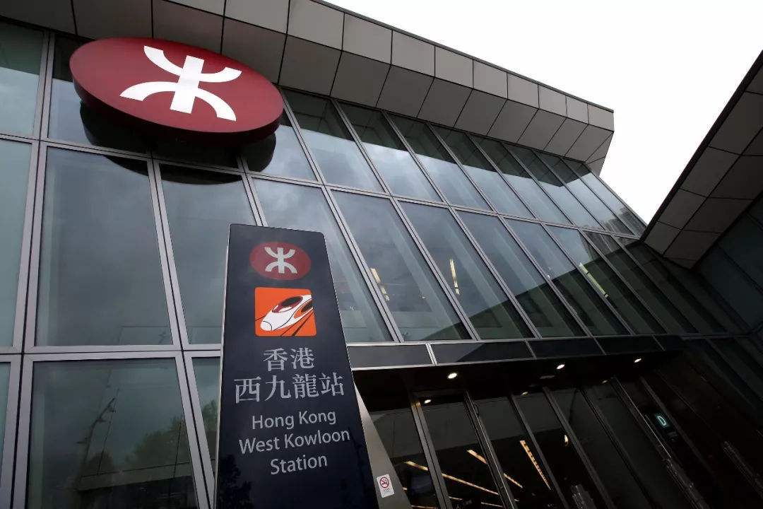 暴徒再向港铁站投掷汽油弹!高铁西九龙站实施客流管理措施