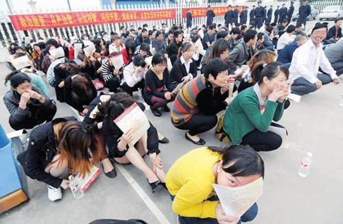 男子遭色诱陷传销点大喊大叫被传销人员当瘟神成功脱身