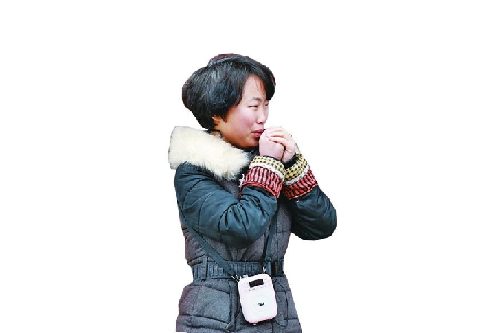 19岁女生边上学边照顾植物人妈妈 头发近乎全白(图)