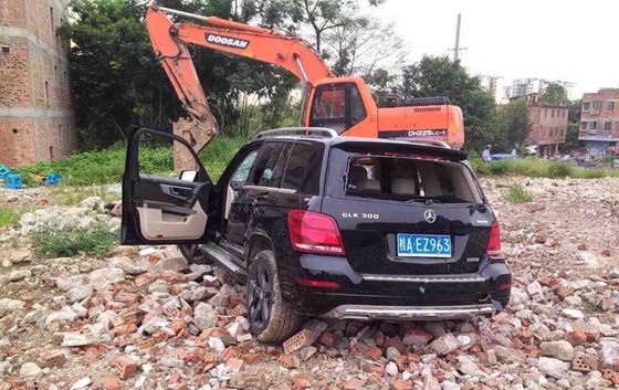 欲点燃焚烧停在现场的一辆工程车油箱,被现场执法人员及时制止并控制