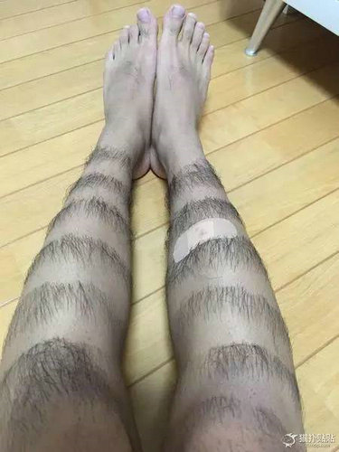 日本男生条纹腿毛走红网络 网友:这造型我给100分!