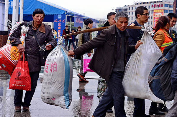 农民工返乡为何有人带着桶 看了让人心酸!