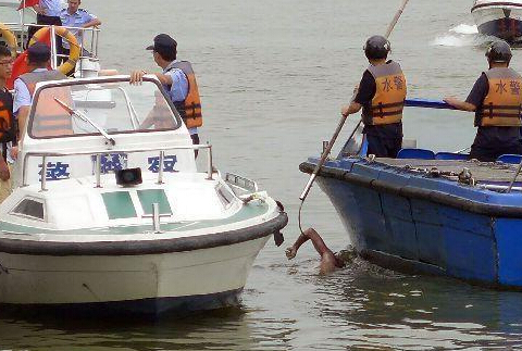 广州游艇码头现男尸 疑为野泳溺水者