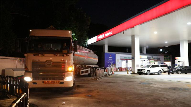 加油站采取夜间卸油作业.(蒋永生 摄)