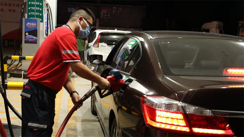 呼吁车主夜间加油.(蒋永生 摄)