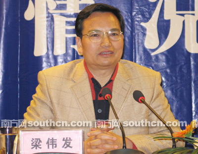 河源市委书记,市人大常委会主任梁伟发介绍河源市情况.