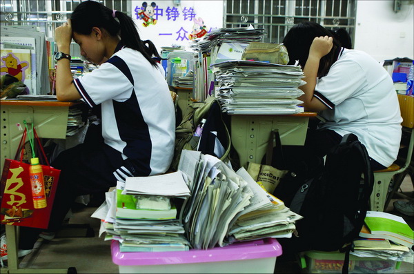 6月3日,广铁一中高三10班,学生们在书堆中埋头为高考做最后的准备