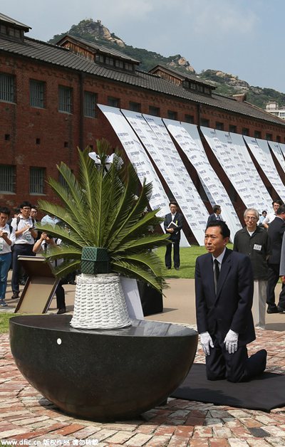 图为日本前首相鸠山由纪夫韩国跪拜抗日烈士