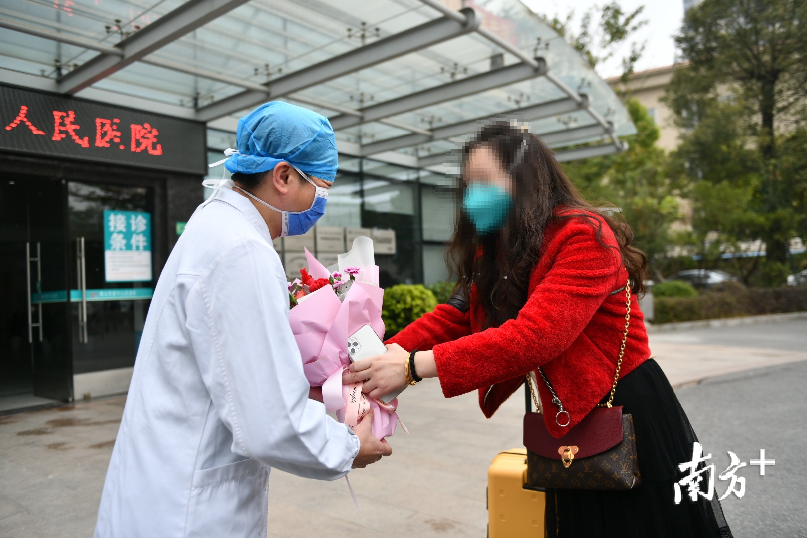 佛山11名患者治愈出院!"病友群"留言感人