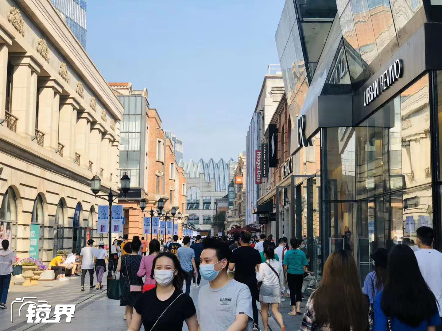 5月8日早上,武汉楚河汉街已经人流如织,一个月前这条步行街曾空无