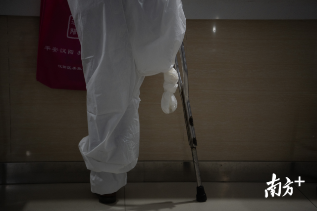 战疫影像日记|社区里的独腿买药人:我只是凭良心做事