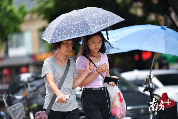 雨天打伞竟遭雷劈雷雨天这样做最安全