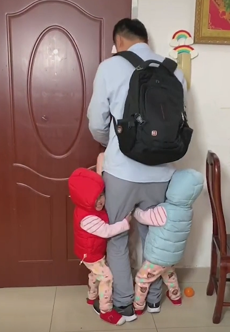 论坛 智趣生活 亲子乐园 帖子  何志清说,他上班出门前常常被女儿们抱