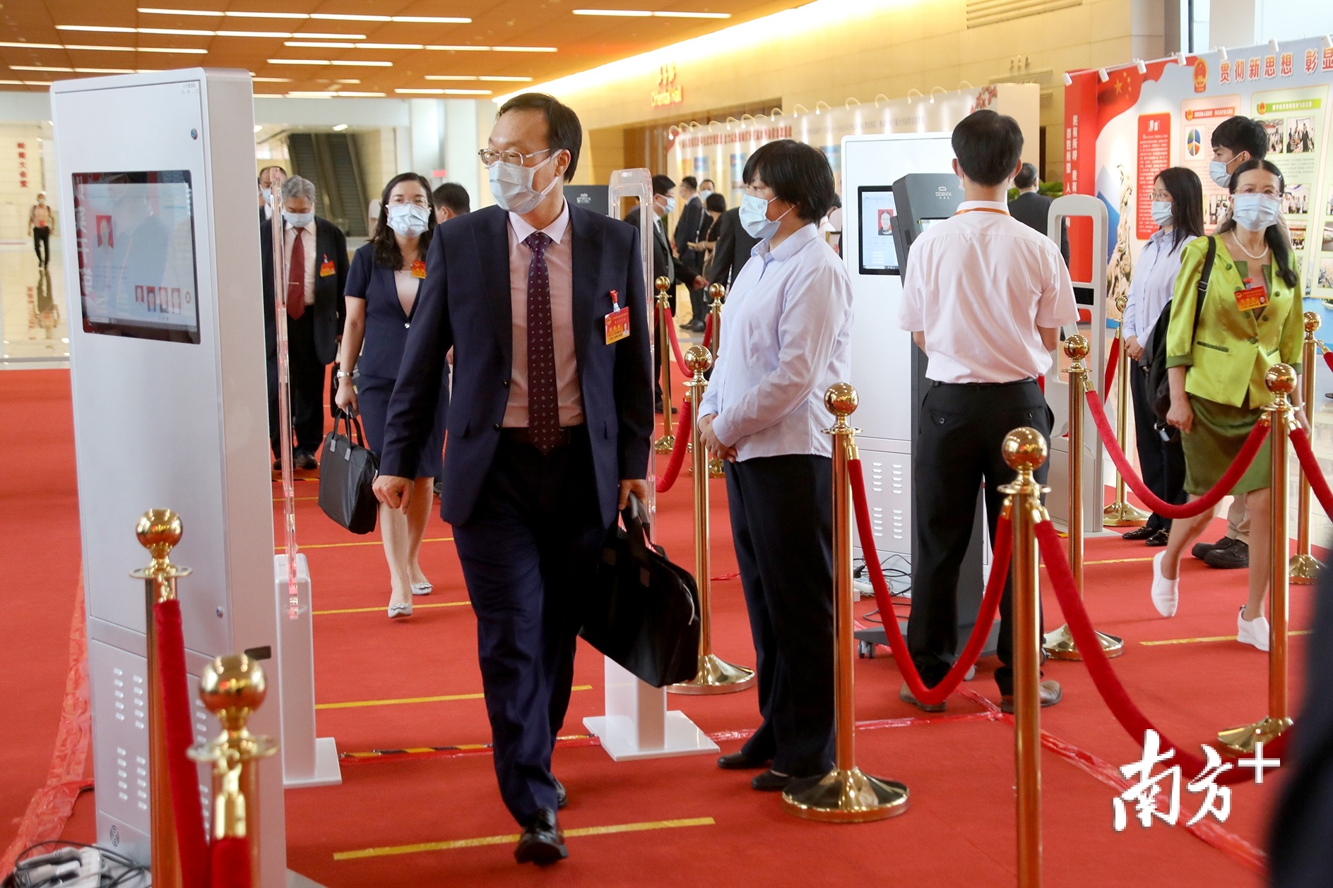 6月6日,广州市第十五届人大第五次会议开幕,代表们刷脸进场.