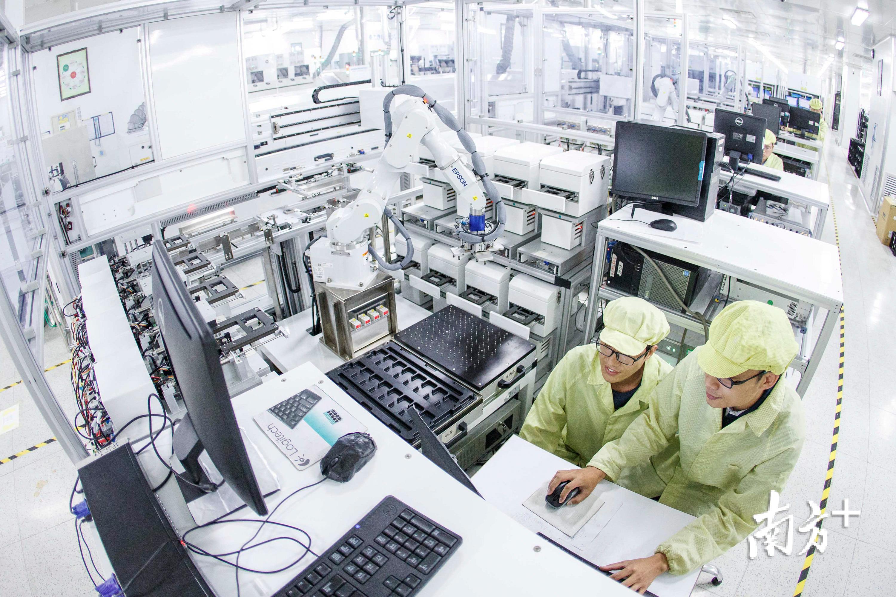 图为oppo的自动化生产车间.南方日报记者 孙俊杰 摄