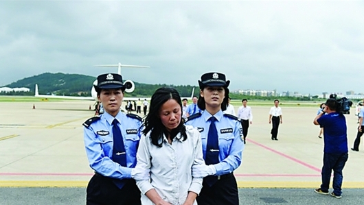 美国向中国强制遣返贪污贿赂犯罪嫌疑人邝婉芳.