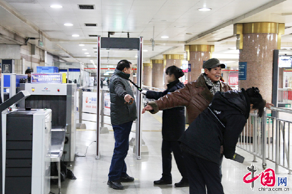 北京地铁设安检门 天安门东西两站率先执行